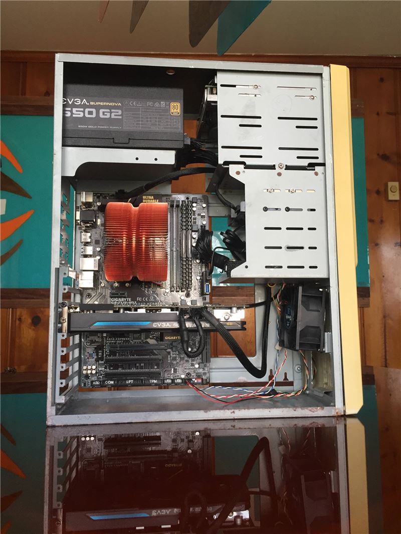 'Tylinol'의 DIY PC 내부 사진(출처='Tylinol' 블로그).