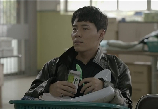 "딱 보면 몰라? 저 새X 설명충이잖어~"(사진=슬기로운 감빵생활 캡처)