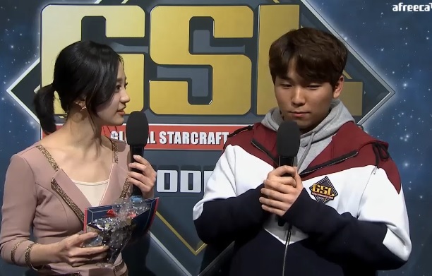 문규리 아나운서와 인터뷰하고 있는 박령우(오른쪽, 사진=아프리카TV 생중계 화면 캡처).