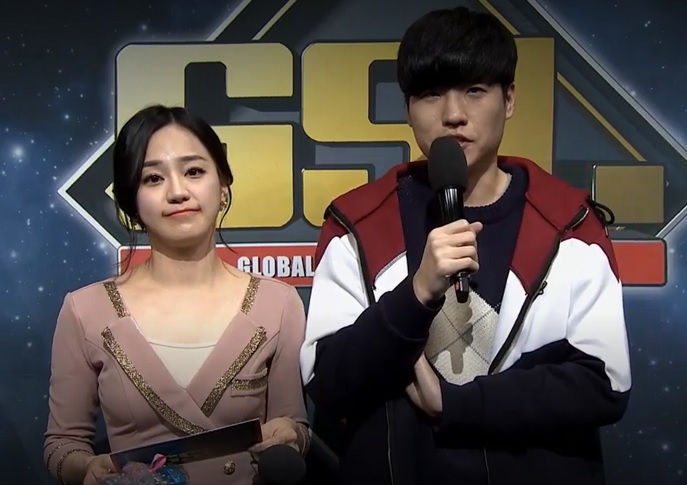 문규리 아나운서와 인터뷰하고 있는 어윤수(오른쪽, 사진=아프리카TV 생중계 화면 캡처).