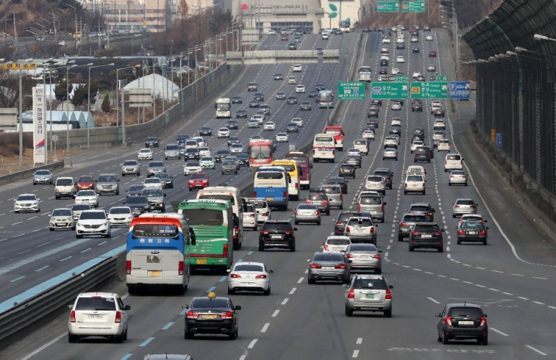 설 연휴 마지막 날인 18일 오후 경기도 성남시 분당구 서울요금소 부근 경부고속도로 서울방향(오른쪽)으로 귀경 차량 행렬이 이어지고 있다. (사진=뉴시스)