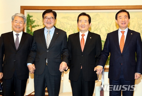 왼쪽부터 김동철 바른미래당 원내대표, 우원식 더불어민주당 원내대표, 정세균 국회의장, 김성태 자유한국당 원내대표(사진=뉴시스)