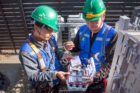 SK텔레콤 직원들이 5G-PON 솔루션 장비를 설치하고 있는 모습. (사진=SK텔레콤)