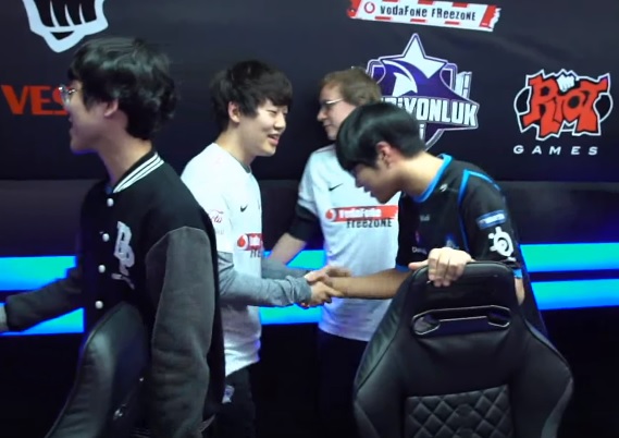 다크 패시지와의 경기를 마친 뒤 악수를 나누고 있는 이창석(사진=트위치 생중계 화면 캡처).