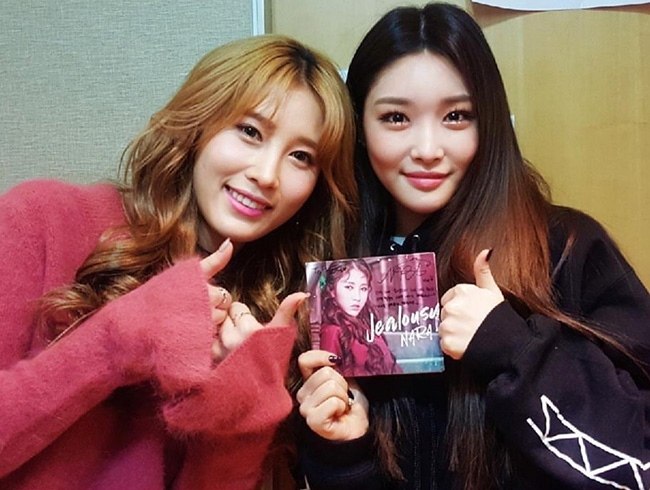 아샤 출신 나라, 가수 청하·MXM과 찍은 인증샷 '눈길'