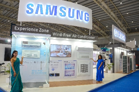 인도공조전(ACREX India 2018)에서 삼성전자 모델이 방문객에게 '무풍 4Way 카세트' 등 삼성전자의 무풍에어컨 라인업을 소개하고 있다. (사진=삼성전자)