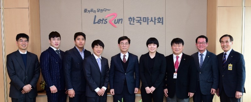 지난 23일 CEO 마사회 스포츠단 신규 선수들과 인사. 왼쪽부터 두번째 이승수 선수, 세번째 정원준 선수, 다섯번째 김낙순 한국마사회장, 여섯번째 허미려 선수 (사진=마사회)