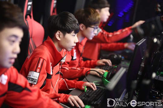 4강 진출에 성공한 펜타 제닉스.