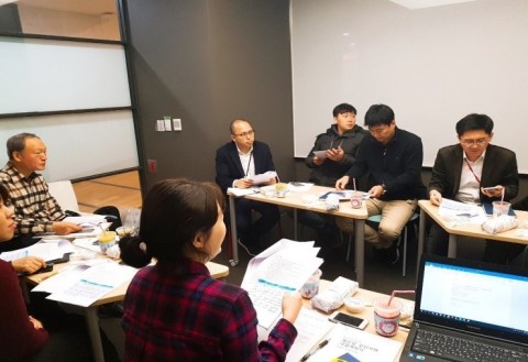 ▲서울시사회적경제지원센터가 2017년 레벨업 지원사업 참손길공동체협동조합 안마원 3호점 개점을 위한 킥오프 미팅을 하고 있다.