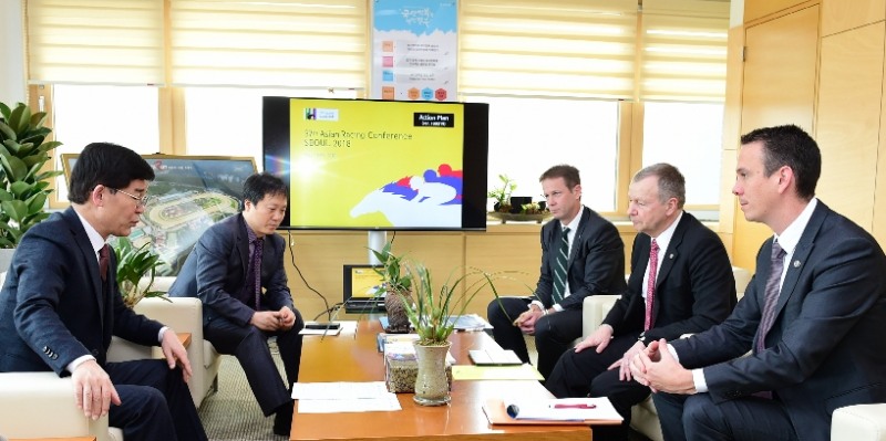 지난 23일 김낙순 마사회장 ARF 접견_왼쪽 김낙순 마사회장, 오른쪽 가운데 윈프리드 아시아경마연맹 회장 (사진=마사회)