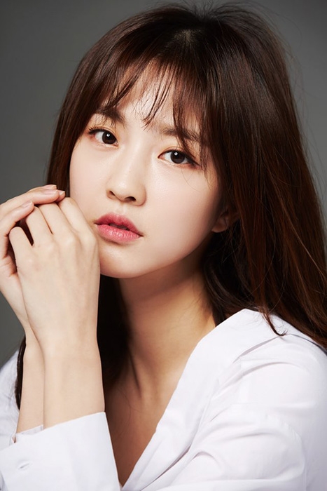 배우 유리나, '본격 한국 활동' 예고… 이종석과 CF 출연