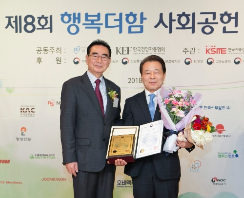 사진설명=27일 오전 서울 소공동 롯데호텔에서 열린 ‘2018 행복더함 사회공헌대상' 시상식에서 성대석 한국언론인협회장(왼쪽)과 김창수 동서식품 부사장(오른쪽)이기념 촬영을 하고 있다./ 출처=동서식품