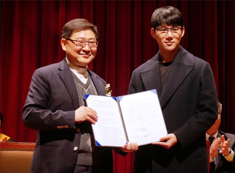 조학균 서강대학교 평생교육원 멀티미디어학위과정 원장(왼쪽)과 서경종 콩두컴퍼니 대표가 양해 각서에 사인한 뒤 사진 촬영에 임하고 있다.