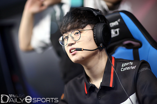 bbq 올리버스의 미드 라이너 '템트' 강명구는 아지르를 선택한 다섯 세트에서 모두 패했다.