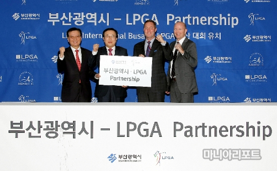 왼쪽부터 구영소 아시아드CC 대표-서병수 부산시장-마이크 완 LPGA회장-존 포다니 LPGA부회장. 사진=LPGA