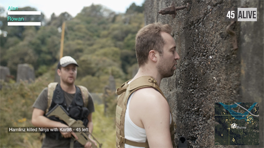벽 뒤의 적 상황에 대해 설명하고 있는 모습으로 3인칭 플레이를 비꼬는 듯하다.(사진=유튜브 영상 캡처)