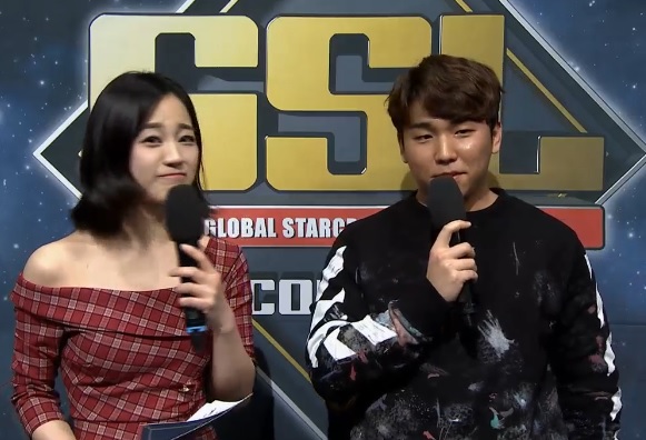 주성욱을 3대1로 제압한 박령우와 방송 인터뷰에 임하고 있다(사진=GSL 생중계 화면 캡처).