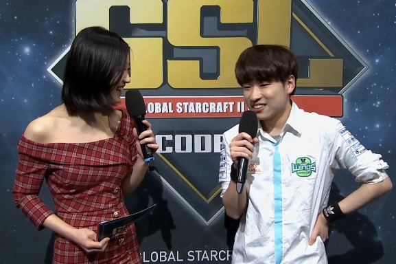 팀 동료 김유진을 3대2로 제압한 진에어 그린윙스 조성주가 방송 인터뷰에 응하고 있다(사진=GSL 생중계 화면 캡처).