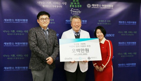 크린텍-두스토 대표가 신촌세브란스어린이병동에 기부금과 청소 장비를 전달하고 있다