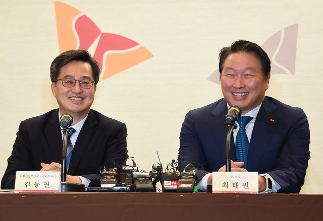 최태원 SK그룹 회장이 14일 오전 서울 종로구 SK본사에서 열린 '혁신성장을 위한 기업 현장소통 간담회'에 참석해 발언하고 있다.(사진=기획재정부)