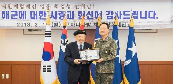 엄현성 해군참모총장이 19일 서울 용산구 육군회관에서 바다사랑 해군장학재단에 3천만원을 기부한 최영섭 해양소년단 고문(예비역 해군대령)에게 감사패를 전달하고 있다.(사진=해군)