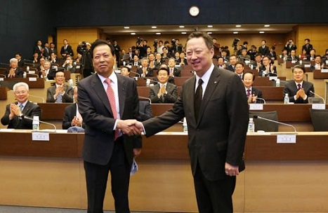 박용만 대한상의 회장이 22일 오전 서울 중구 대한상공회의소에서 열린 '제23대 임시의원총회'에서 23대 회장으로 재선출 된 뒤 이선홍 대한상의 임시의장과 악수를 나누고 있다. (사진=대한상공회의소)