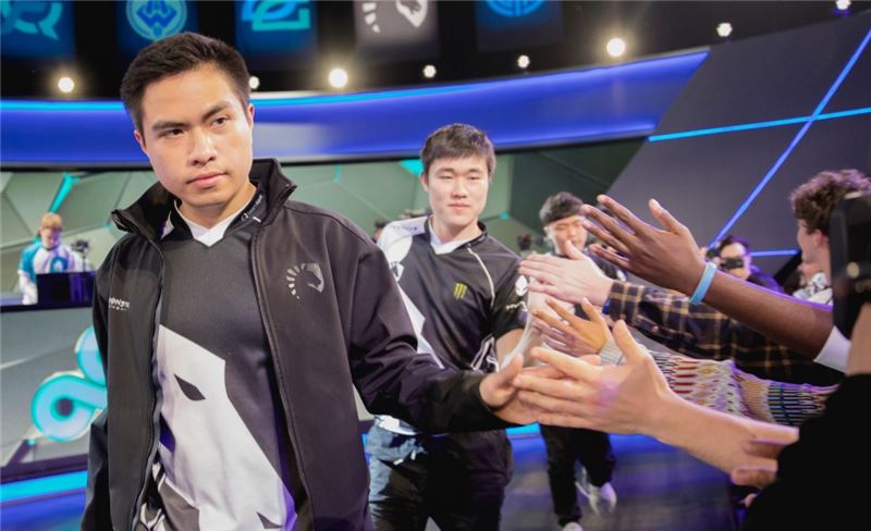 C9을 제압한 리퀴드 선수들이 하이파이브를 하고 있다(사진=라이엇게임즈 제공).