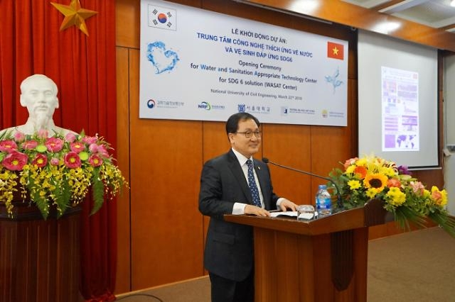 유영민 과학기술정보통신부 장관이 지난 22일 베트남 하노이 국립토목대학교에서 열린 '베트남 물과 위생 적정기술센터 개소식' 에 참석해 축사를 하고 있다. (사진=과학기술정보통신부)
