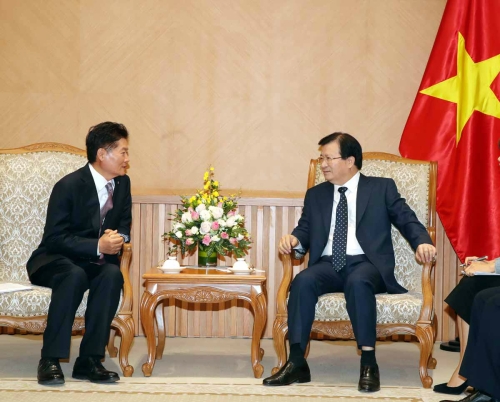 지난 22일 베트남 부총리공관에서 김병원 회장(왼쪽)과 친딘중 부총리(오른쪽)가 농산물 수출과 금융사업 확대 등에 대해 회담하고 있다. (사진=농협)