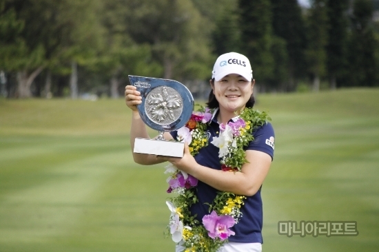 개막전에서 우승을 차지한 이민영. 사진=한화큐셀