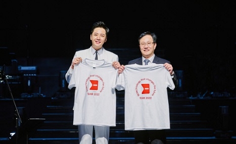 배우 장근석(왼쪽)과 정현호 메디톡스 대표가 첨족기형 치료를 돕기 위한 글로벌 CSR 캠페인 팀2022의 로고가 새겨진 셔츠를 들고 기념 촬영을 하고 있다. (사진=메디톡스)