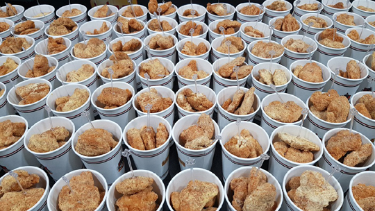 bbq 올리버스가 팬들에게 제공한 치킨. (사진=bbq 올리버스 공식 SNS 발췌)