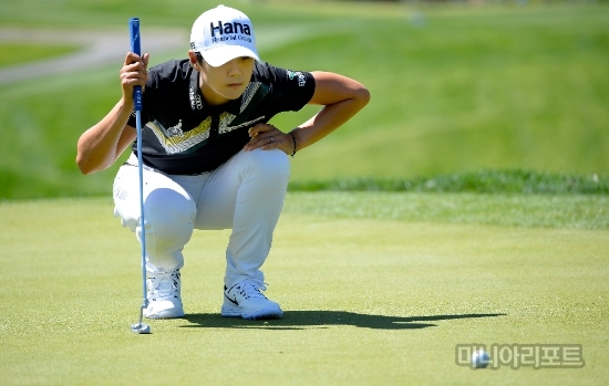 ANA 인스퍼레이션 2라운드 17번 홀에서 라인을 읽고있는 박성현. 사진=LPGA