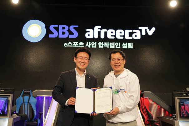조재룡 SBS 미디어비즈니스센터장(왼쪽)과 서수길 아프리카TV 대표.