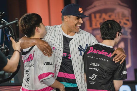 북미 LCS 스프링 3위를 확정지은 에코 폭스의 게임단주 릭 폭스(가운데)가 선수들을 끌어 안으며 좋아하고 있다(사진=라이엇게임즈 제공).