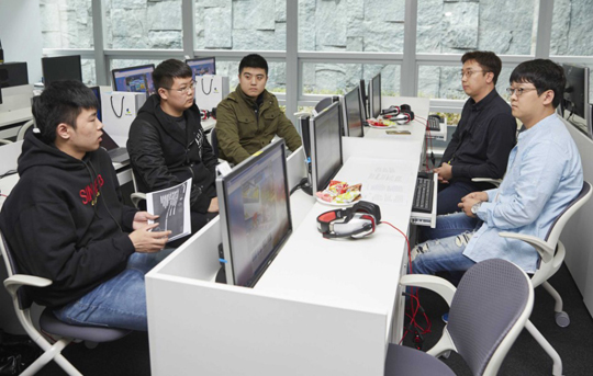 카트라이더 개발진들과 이야기를 나누고 있는 중국 유저 대표 3인방.