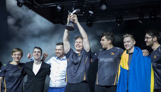 다섯 시즌 만에 유럽 LCS 우승 트로피를 들어 올린 프나틱(사진=프나틱 트위터 발췌).