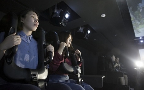미래관에서 4D 시뮬레이터를 타고 미래도시 '하이랜드'를 투어하고 있다. (사진=SK텔레콤)