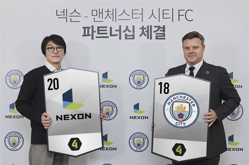 넥슨 이정헌 대표(왼쪽)과 다미안 윌로비 맨체스터 시티 FC 부사장.