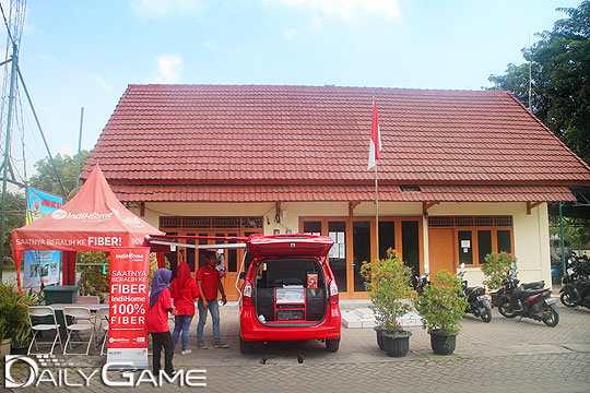 한국의 동사무소와 같은 건물 앞에서 대회가 치러지고 있다.