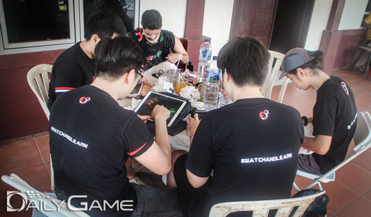 경기에 열중하고 있는 엘리트8 선수들. 프로다운 '포스'가 뿜어져 나온다.