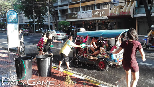 센스 넘치는 툭툭 기사들은 물폭탄 앞에 툭툭을 세우기도 한다.