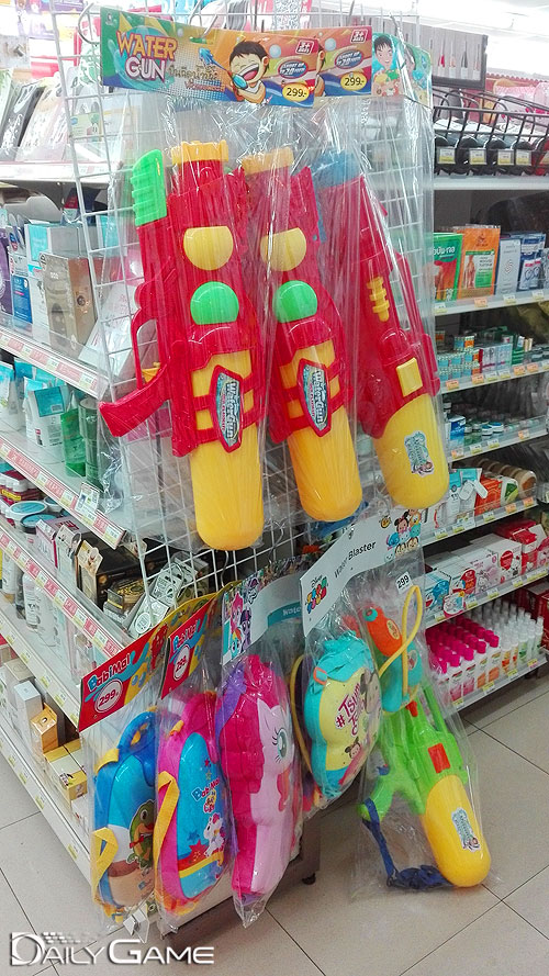 송크란 시즌에는 편의점에서도 물총을 쉽게 구입할 수 있다.