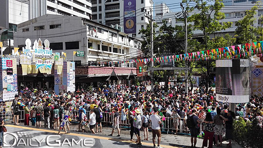 송크란을 맞아 인파로 가득한 시암스퀘어 인근.