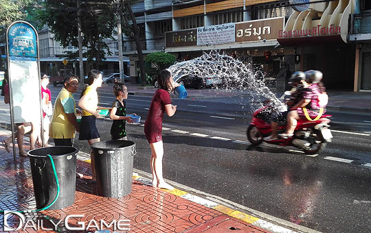 오토바이 운전자도 물세례를 피할 수는 없다.