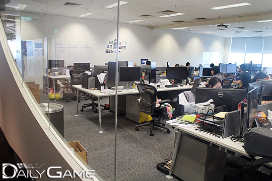 가레나 사무실 전경. 왼쪽 구석에 보이는 '피파온라인3' 포스터를 제외하면 게임 회사 분위기를 느끼기는 어렵다.