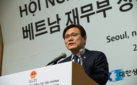 최종구 금융위원장은 18일 서울 중구 롯데호텔에서 딩 띠엔 중(Ding Tein Dung) 재무부 장관을 만나 양국 경제·금융분야 현안 및 금융협력방안을 논의하고 베트남 투자설명회에 참석해 축사를 했다. (사진=금융위원회)