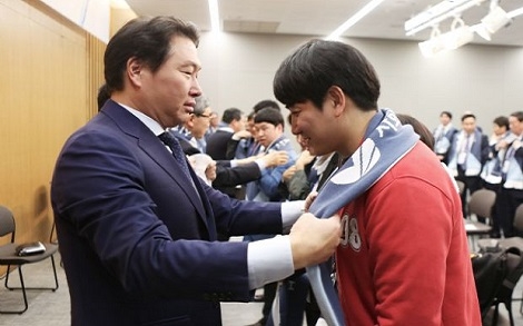 최태원 SK 회장(왼쪽)이 19일 오후 서울 연세대 백양누리에서 열린 제3회 사회성과인센티브 어워드에서 사회적 기업 빅이슈 코리아 안병훈 대외협력국장에게 머플러를 걸어주며 축하하고 있다. (사진=SK)
