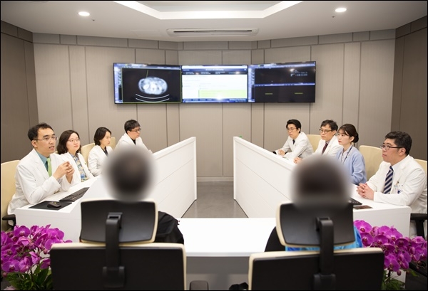 대구가톨릭대학병원이 2017년 4월 암진단 인공지능(AI) 왓슨을 도입해 첫 진료를 하고 있는 모습. (사진=대구가톨릭대학교병원)