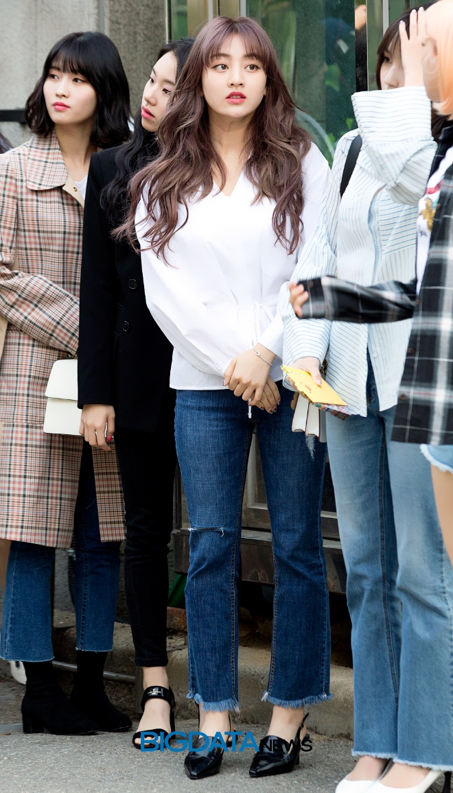 트와이스 지효, KBS '뮤직뱅크' 리허설 출근길